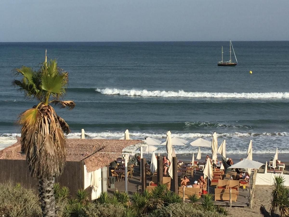 Nid Douillet Dans Les Coursives Du Village Naturiste Du Cap D Agde Luaran gambar