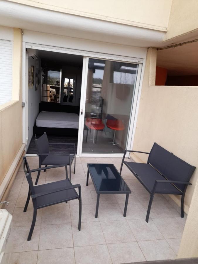 Nid Douillet Dans Les Coursives Du Village Naturiste Du Cap D Agde Luaran gambar
