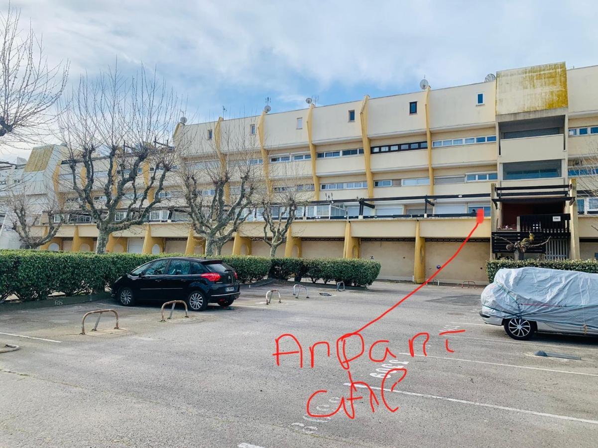 Nid Douillet Dans Les Coursives Du Village Naturiste Du Cap D Agde Luaran gambar