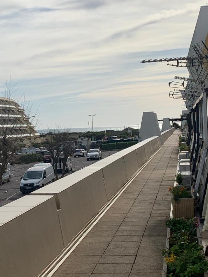 Nid Douillet Dans Les Coursives Du Village Naturiste Du Cap D Agde Luaran gambar