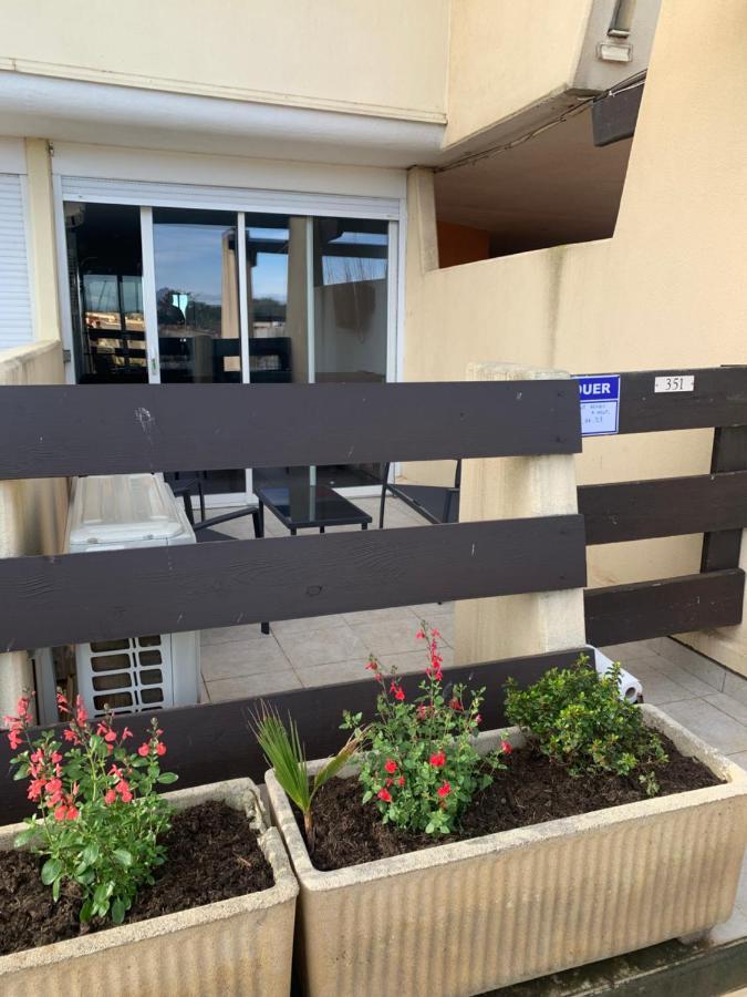 Nid Douillet Dans Les Coursives Du Village Naturiste Du Cap D Agde Luaran gambar