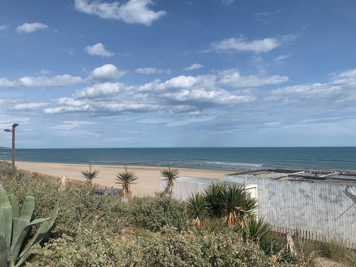 Nid Douillet Dans Les Coursives Du Village Naturiste Du Cap D Agde Luaran gambar