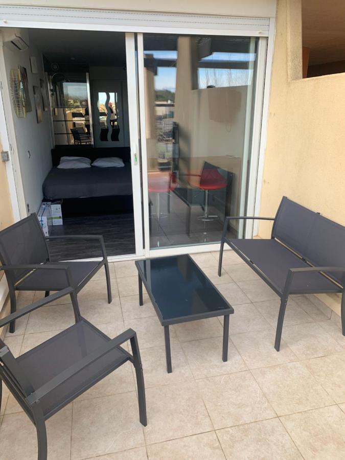 Nid Douillet Dans Les Coursives Du Village Naturiste Du Cap D Agde Luaran gambar