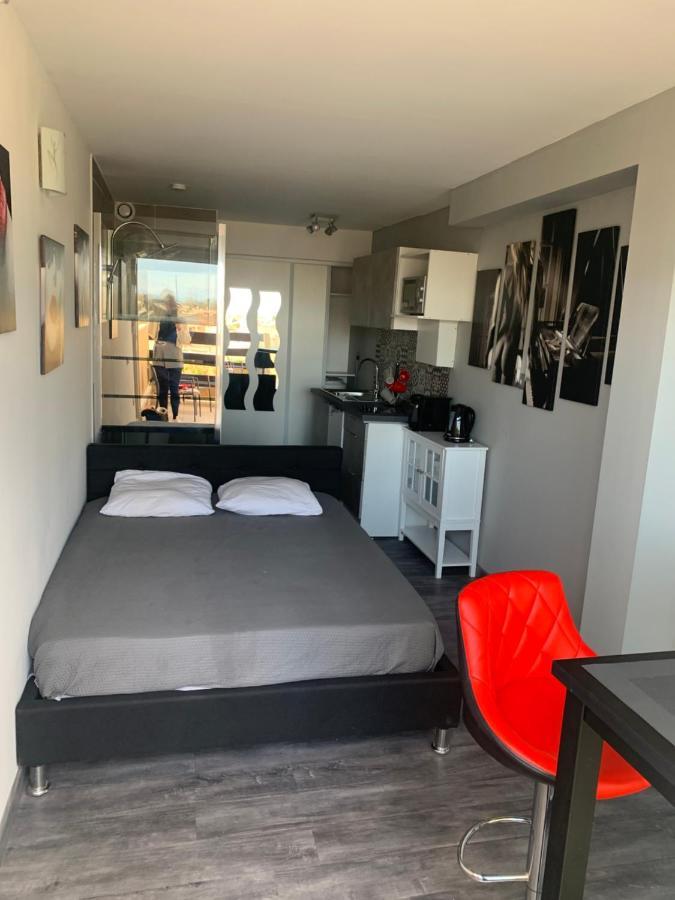 Nid Douillet Dans Les Coursives Du Village Naturiste Du Cap D Agde Luaran gambar